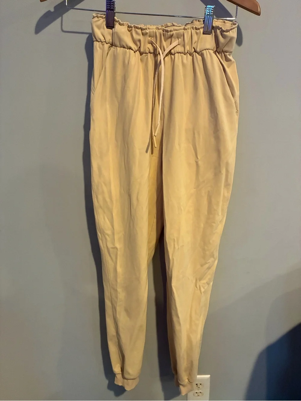 lululemon athletica Men's Drawstring Joggers in Light cream/ Yellow